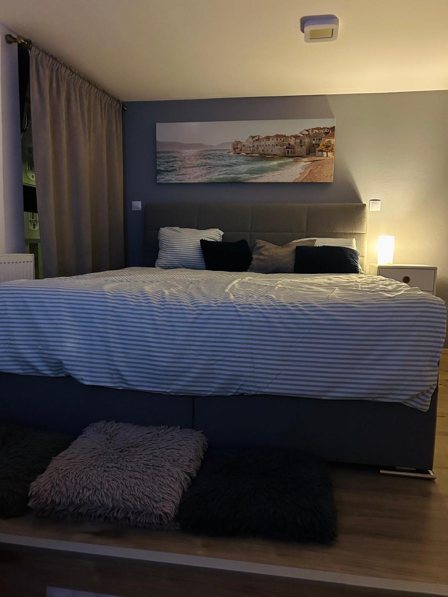 Romantic By The Center Apartment